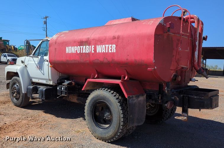 image for item MX9469 1990 Ford F700  water truck