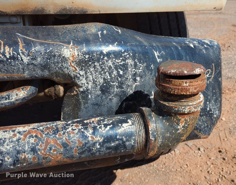 image for item MX9469 1990 Ford F700  water truck