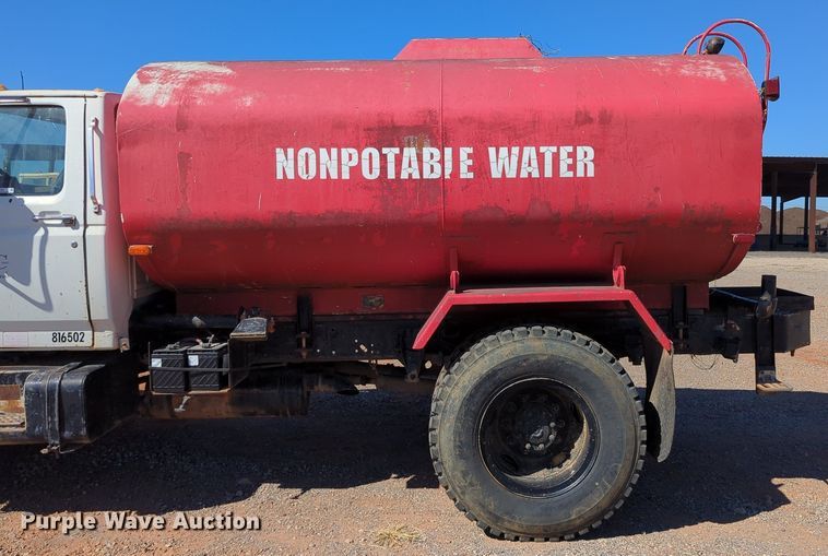 image for item MX9469 1990 Ford F700  water truck