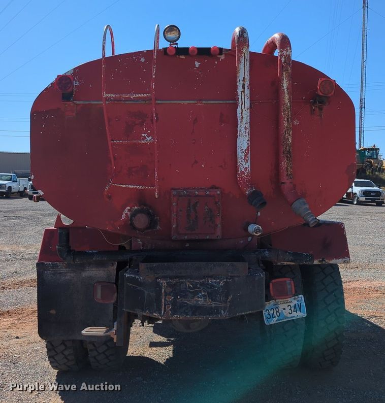 image for item MX9469 1990 Ford F700  water truck