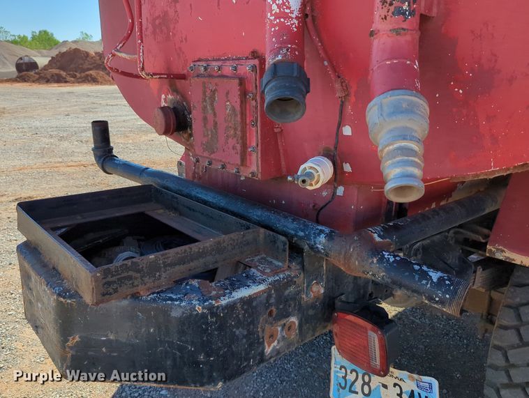 image for item MX9469 1990 Ford F700  water truck