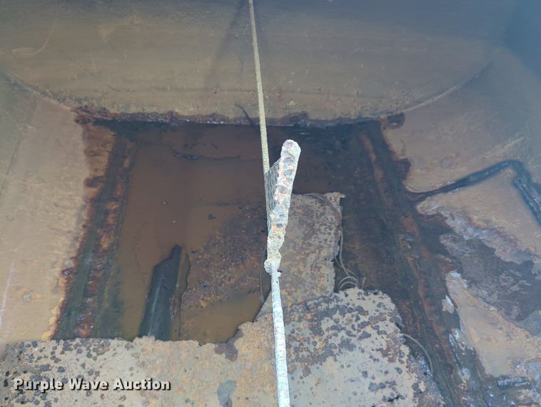 image for item MX9469 1990 Ford F700  water truck