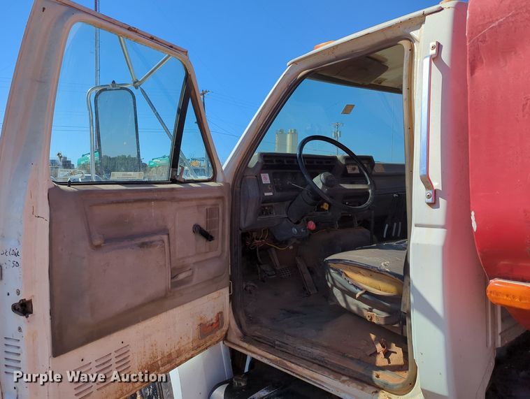 image for item MX9469 1990 Ford F700  water truck