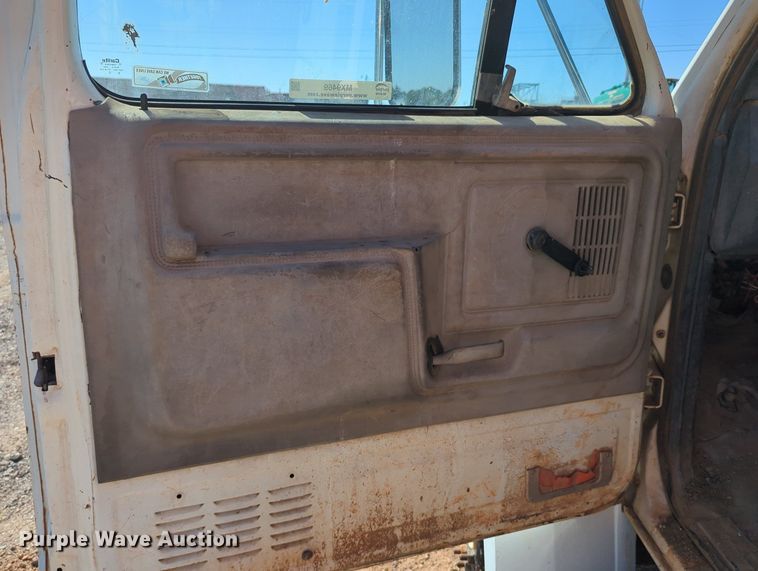 image for item MX9469 1990 Ford F700  water truck