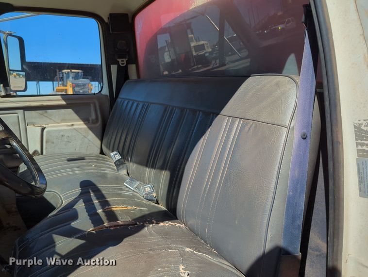 image for item MX9469 1990 Ford F700  water truck