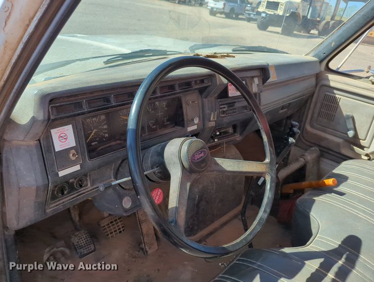 image for item MX9469 1990 Ford F700  water truck