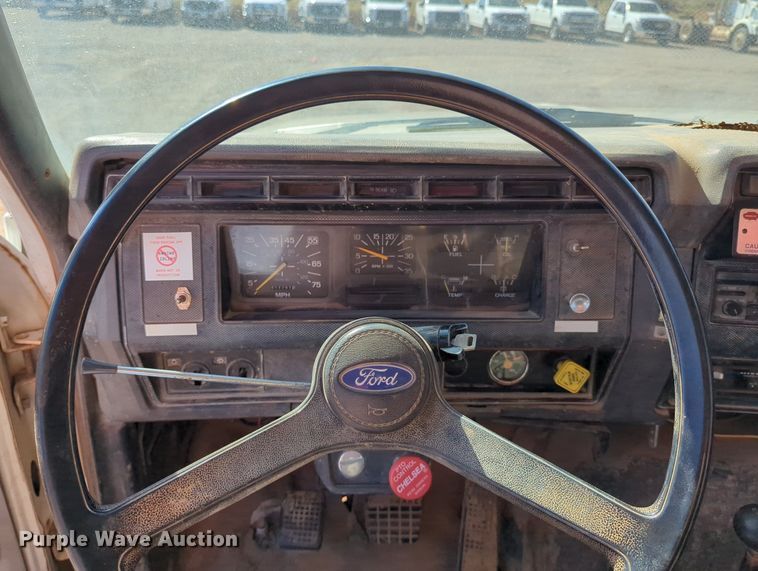 image for item MX9469 1990 Ford F700  water truck