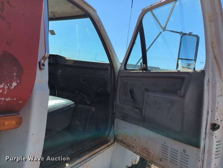 image for item MX9469 1990 Ford F700  water truck