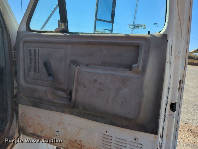 image for item MX9469 1990 Ford F700  water truck