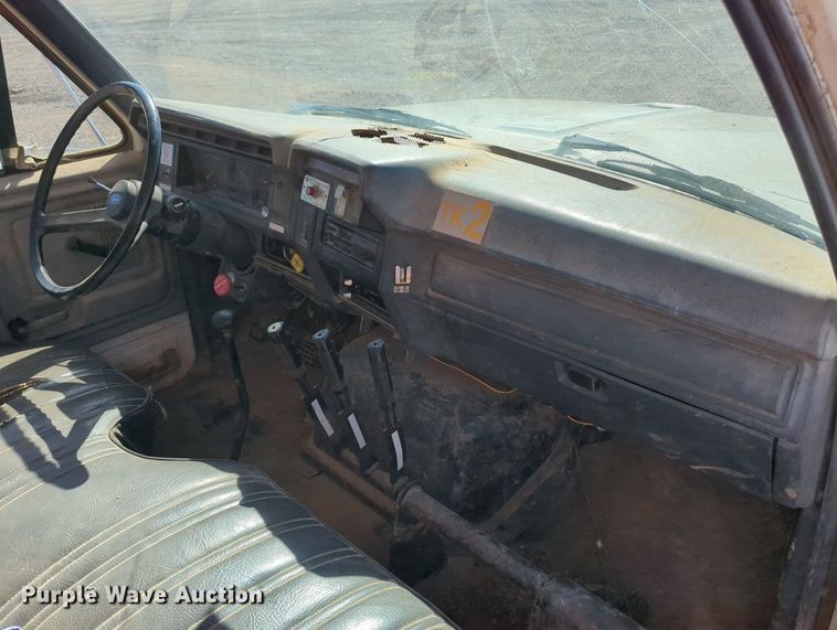 image for item MX9469 1990 Ford F700  water truck