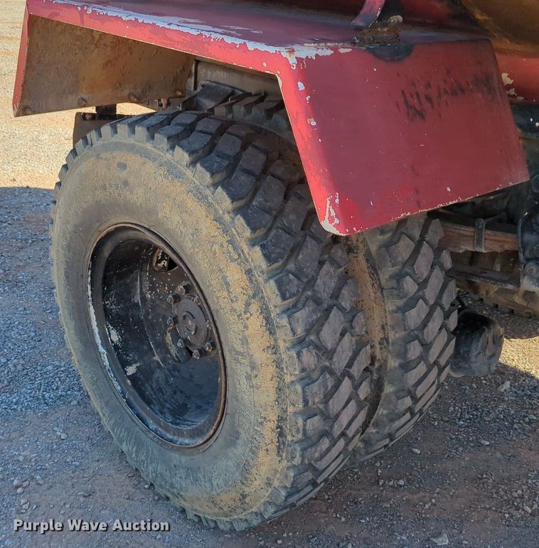 image for item MX9469 1990 Ford F700  water truck