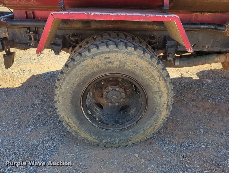 image for item MX9469 1990 Ford F700  water truck