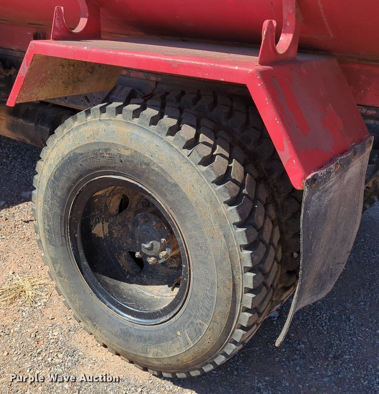 image for item MX9469 1990 Ford F700  water truck