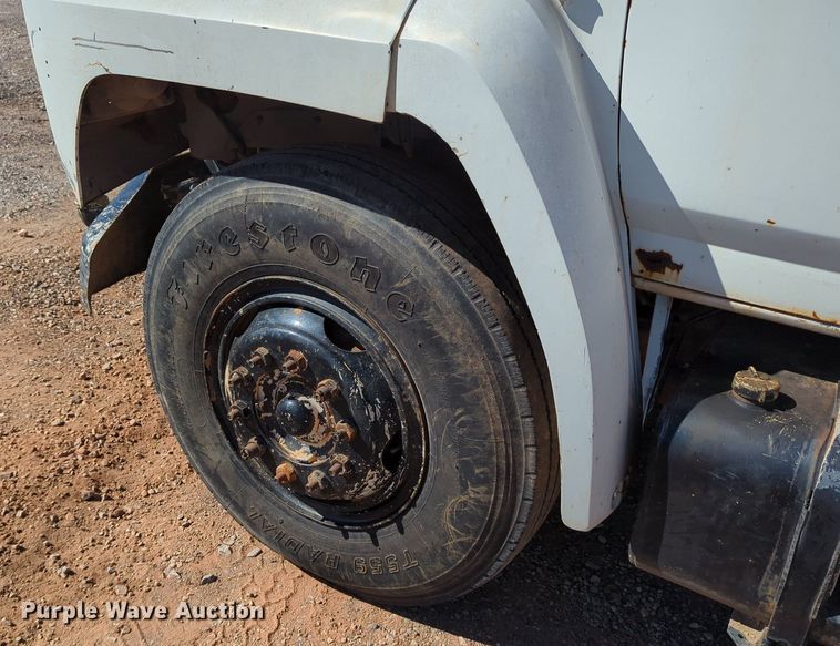 image for item MX9469 1990 Ford F700  water truck