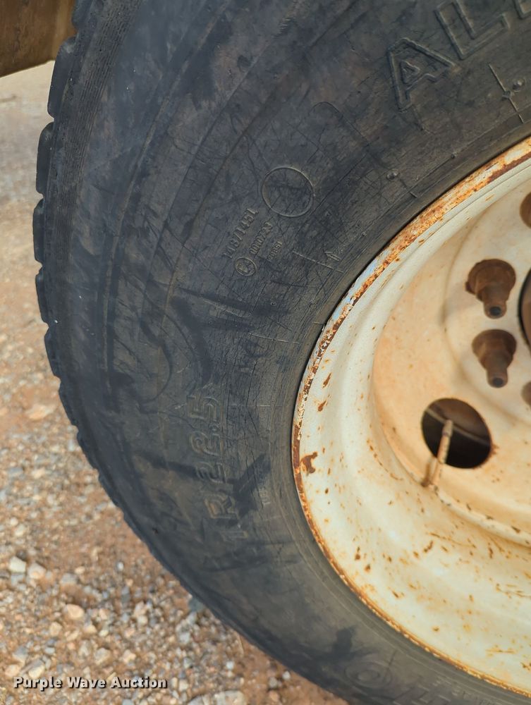 image for item MX9471 1999 Smithco  side dump trailer