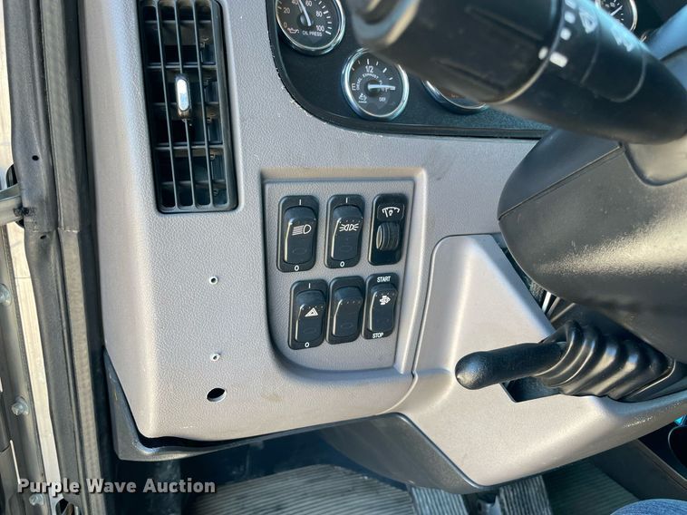 image for item NA9671 2022 Peterbilt 348  dump truck