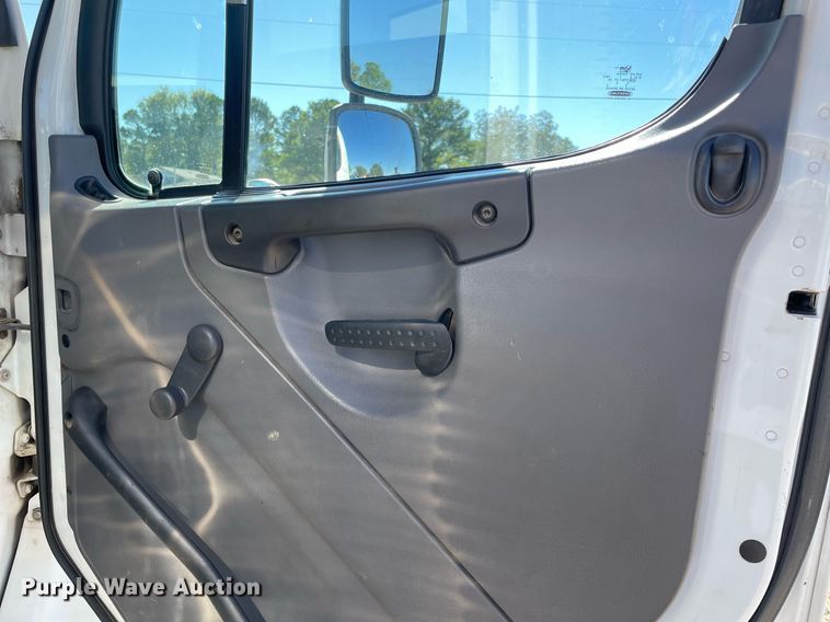 image for item NA9698 2005 Freightliner Business Class M2  crane truck