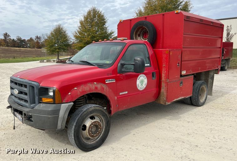 image for item NI9096 2006 Ford F550 Super Duty XL  chipper truck
