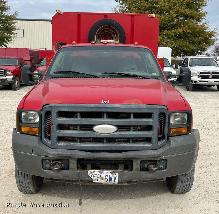 image for item NI9096 2006 Ford F550 Super Duty XL  chipper truck