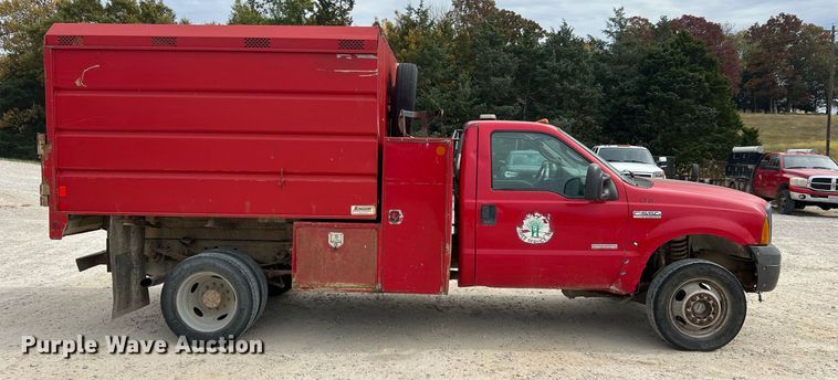 image for item NI9096 2006 Ford F550 Super Duty XL  chipper truck