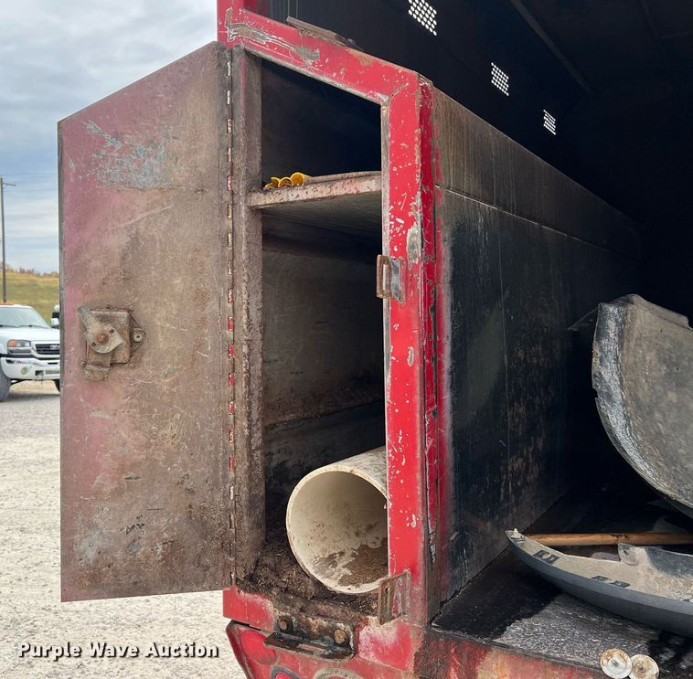 image for item NI9096 2006 Ford F550 Super Duty XL  chipper truck