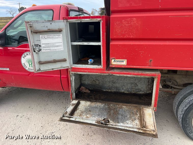 image for item NI9096 2006 Ford F550 Super Duty XL  chipper truck