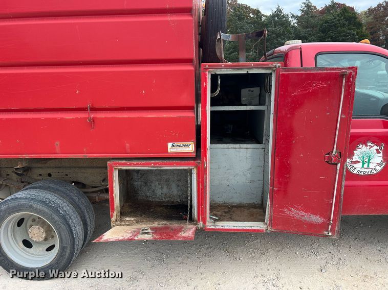 image for item NI9096 2006 Ford F550 Super Duty XL  chipper truck