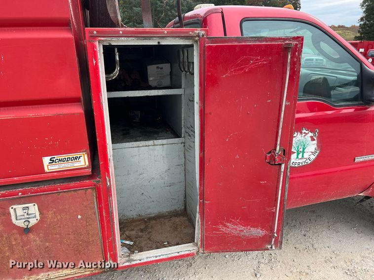 image for item NI9096 2006 Ford F550 Super Duty XL  chipper truck