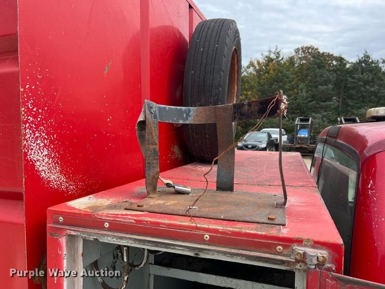 image for item NI9096 2006 Ford F550 Super Duty XL  chipper truck