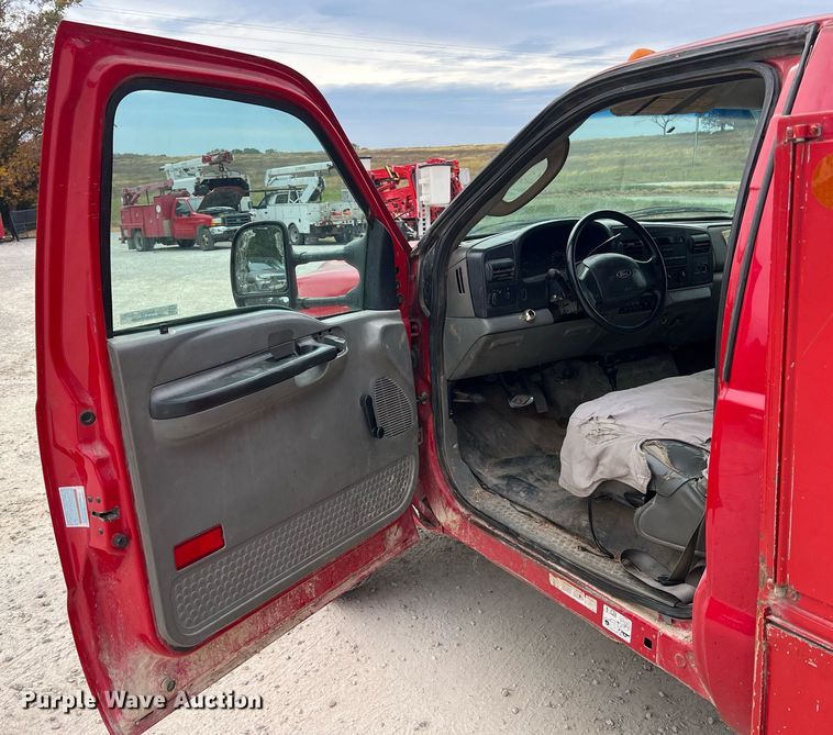 image for item NI9096 2006 Ford F550 Super Duty XL  chipper truck