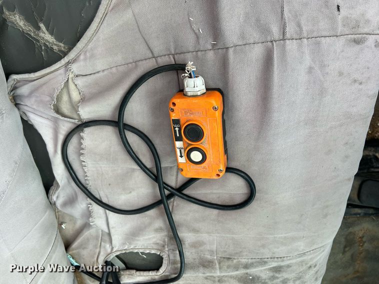 image for item NI9096 2006 Ford F550 Super Duty XL  chipper truck