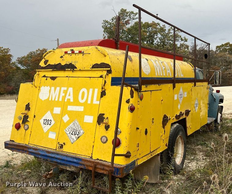 image for item NI9101 1994 Ford F700  fuel truck