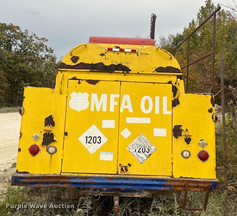 image for item NI9101 1994 Ford F700  fuel truck