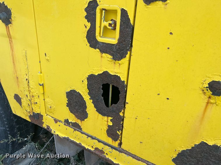 image for item NI9101 1994 Ford F700  fuel truck