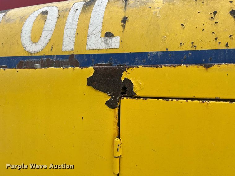 image for item NI9101 1994 Ford F700  fuel truck