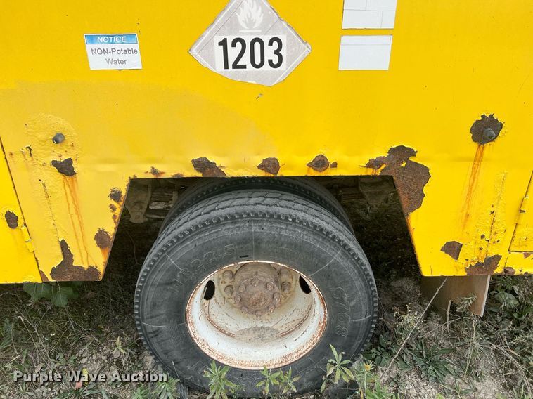 image for item NI9101 1994 Ford F700  fuel truck