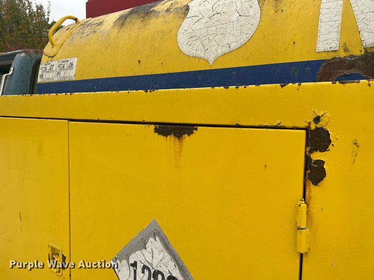 image for item NI9101 1994 Ford F700  fuel truck