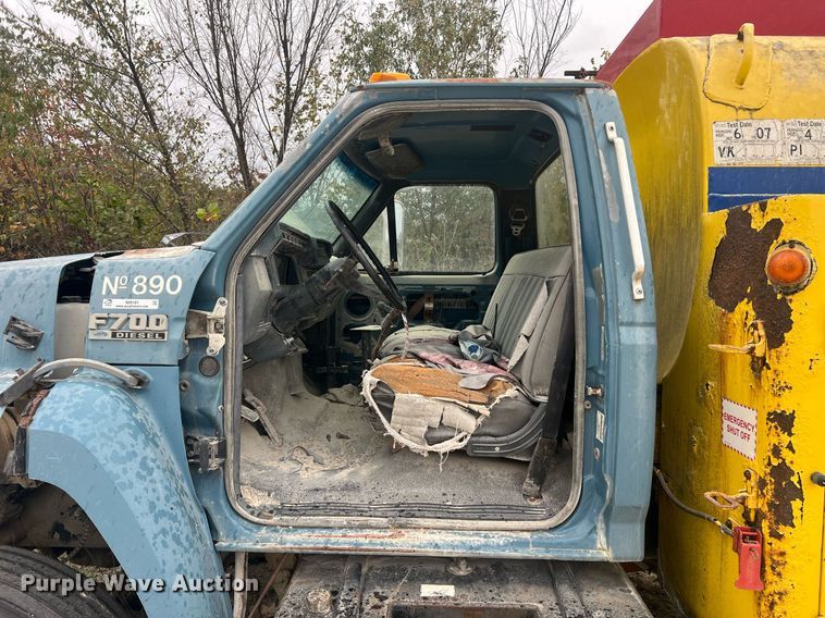 image for item NI9101 1994 Ford F700  fuel truck