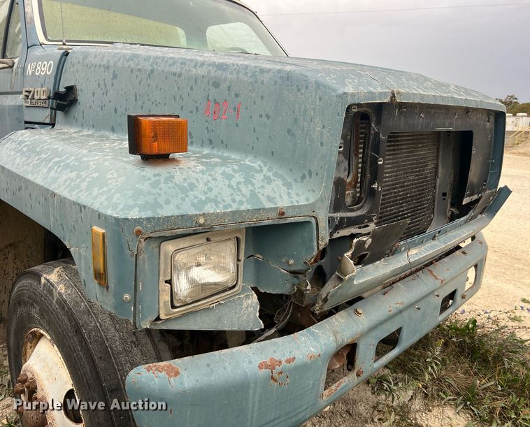 image for item NI9101 1994 Ford F700  fuel truck