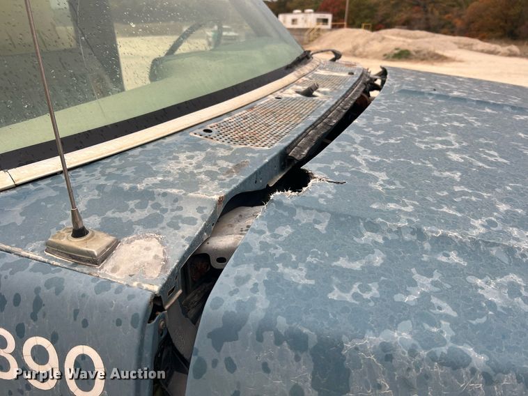 image for item NI9101 1994 Ford F700  fuel truck