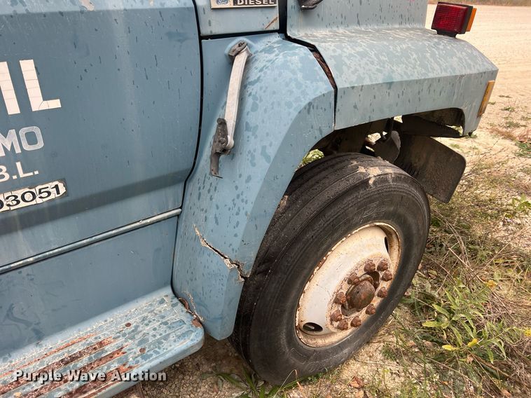 image for item NI9101 1994 Ford F700  fuel truck