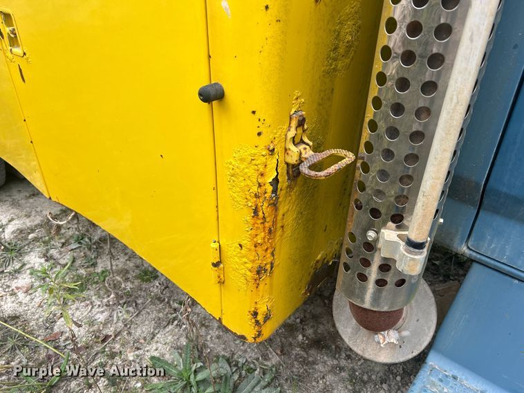 image for item NI9101 1994 Ford F700  fuel truck