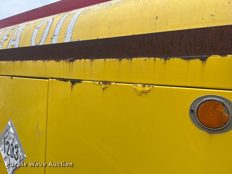 image for item NI9101 1994 Ford F700  fuel truck