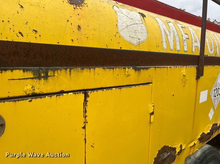 image for item NI9101 1994 Ford F700  fuel truck