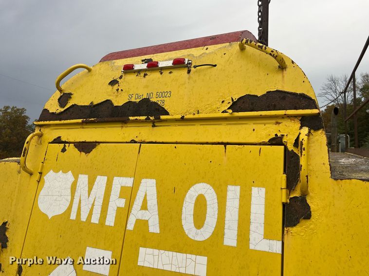 image for item NI9101 1994 Ford F700  fuel truck