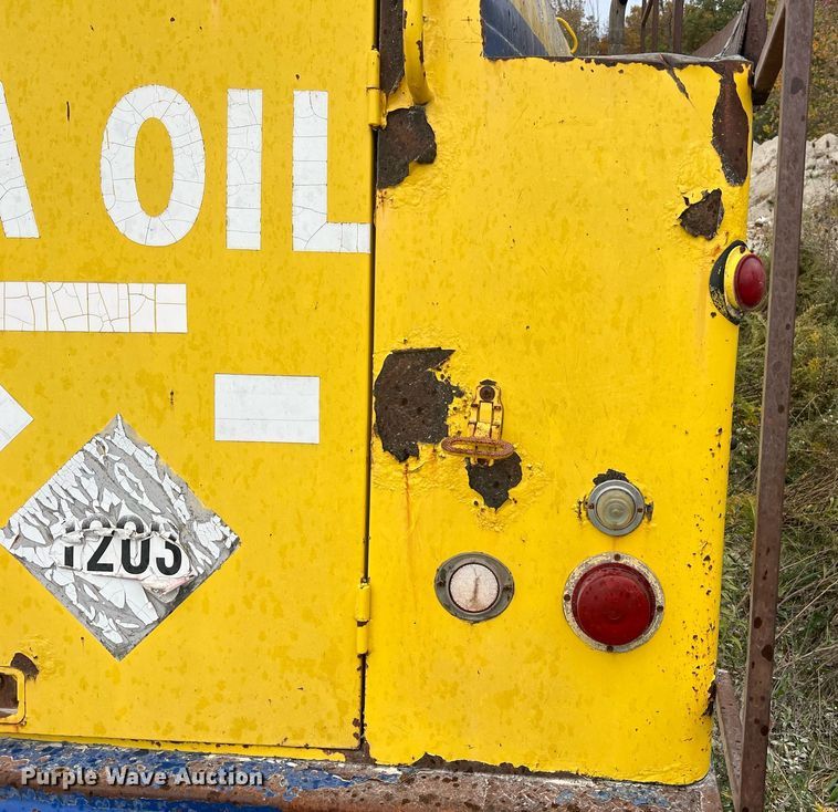 image for item NI9101 1994 Ford F700  fuel truck