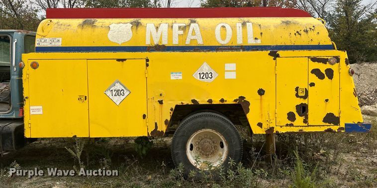 image for item NI9101 1994 Ford F700  fuel truck