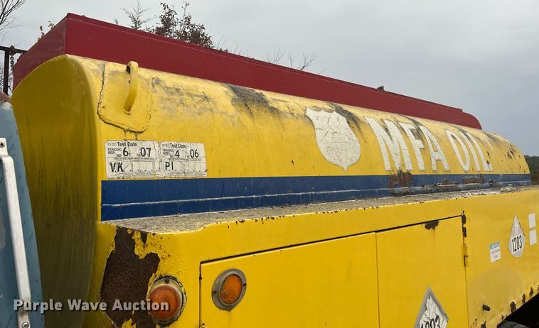 image for item NI9101 1994 Ford F700  fuel truck