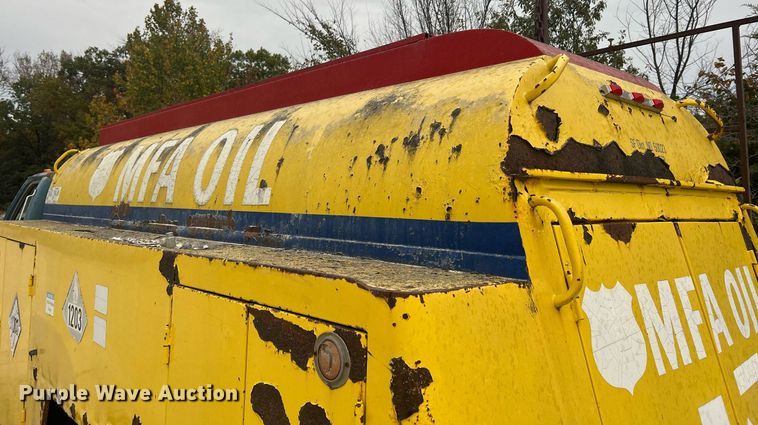 image for item NI9101 1994 Ford F700  fuel truck