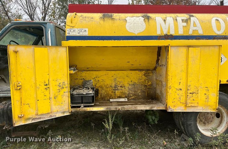image for item NI9101 1994 Ford F700  fuel truck